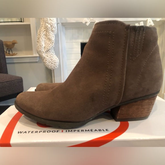 The Blondo Waterproof Valli Bootie. Size 6. Dark Taupe. - Picture 2 of 7